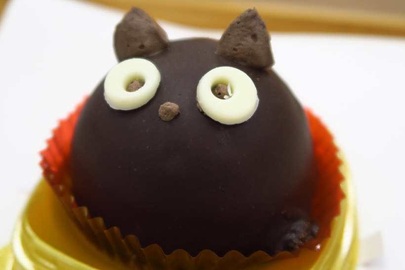 ↑「黒猫チョコケーキ」(328円)は、10月27日から5日間限定で買えるレアなケーキ。見つけたら即ゲットしよう