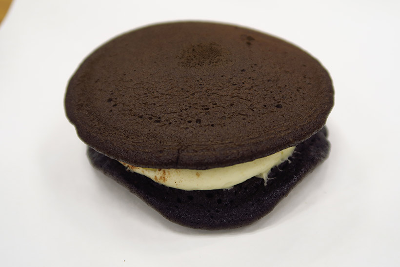 ↑和菓子のどら焼きと洋菓子のティラミスをかけ合わせた「もっちりティラミスどら」(160円)