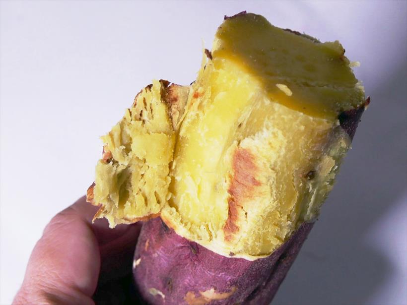 ↑焼き芋メーカーで焼いたさつまいもは、まさに焼き芋! 皮の焦げ目もいい感じで美味しいです