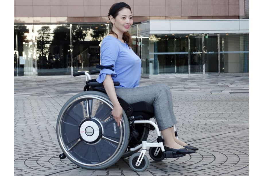 テクノロジーが「車いす」の毎日を変える! 世界初・ヤマハの「片流れ制御」とは?【動画有】