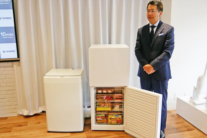 ↑今回の新製品とツインバード社長の野水重明氏