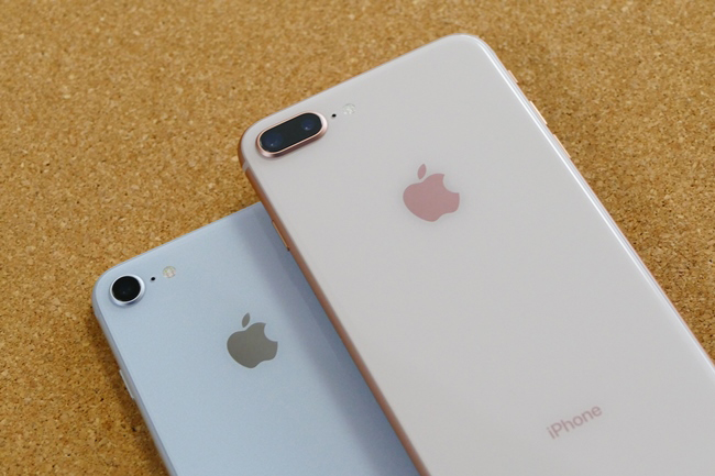 iPhone 8(シルバー)とiPhone 8 Plus(ゴールド)