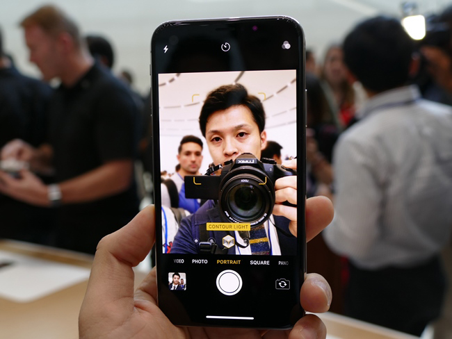 「iPhone X」のインカメラでポートレートライティングを使用