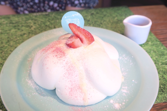 ミルキークリームと苺のシフォンケーキ(1058円)