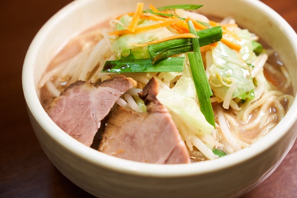 野菜をのせるとこのように。炒めて野菜の風味を出すタンメンや、塩辛いタレと背脂で野菜を食べさせる「ラーメン二郎」のどちらとも違う革新的なスタイルです