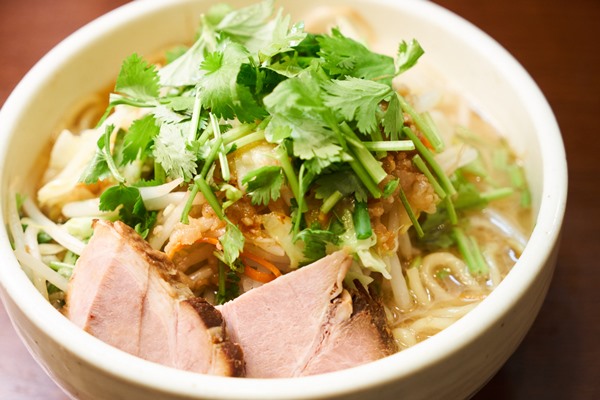 ナンプラーやトムヤムペーストも加わった「すっぱベジ」。タイ料理店のなかにはトムヤムクンラーメンを提供する店はありますが、一笑はあくまでもラーメンありきのアジアンテイスト。ここまでラーメンとしての完成度がありながら、タイ料理にうまく寄り添っている一杯もないでしょう