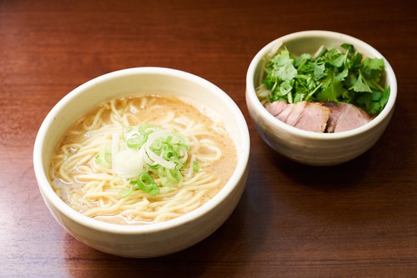 「あっさり醤油らーめん（生姜風味）」+「すっぱベジ」（790円）。珠玉の豚骨スープに国産生姜の香りを効かせた、ライトで滋味深いテイスト。そこに、酢やレモングラスなどの酸味が魅惑的なパクチーたっぷりの野菜が！