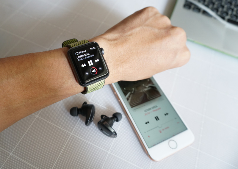 ↑WF-1000Xは本体のボタンなどで音量調節が行えない。もしApple WatchをiPhoneと一緒に使っていれば、バッグからスマホを取り出さなくてもウォッチでボリュームが調節できるのでぜひ試してみてはいかがだろうか
