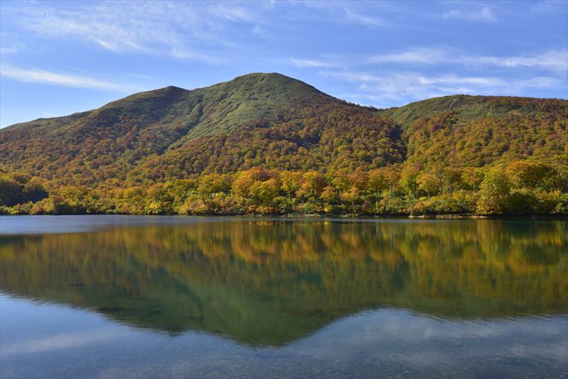 ↑山と紅葉をシンメトリー構図で捉えたが、平面的で単調な印象である。シンメトリーが生きるほどの造形美はなく、何かポイントになるものが欲しい