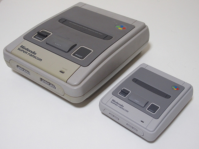 ↑「ニンテンドークラシックミニ スーパーファミコン」(手前)と元祖「スーパーファミコン」(奥)。