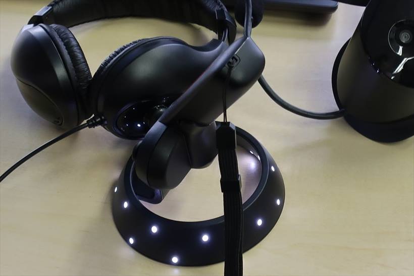 ↑モーションコントローラーにはLEDマーカーが埋め込まれています。ヘッドマウントディスプレイのセンサーがLEDマーカーを検知することにより、モーションコントローラーの位置を取得するので、外部センサーは必要ありません