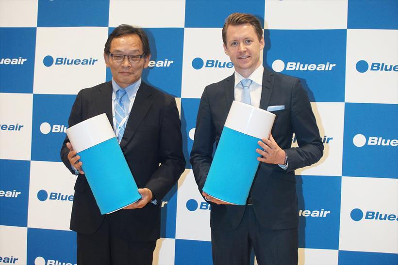 ↑Blue Pure 411を手に持つ、国内販売代理店を担当するセールス・オンデマンドの代表取締役社長 室崎 肇氏(左)と、ブルーエア アジア・セールス・ダイレクターのヨナス・ホルスト氏