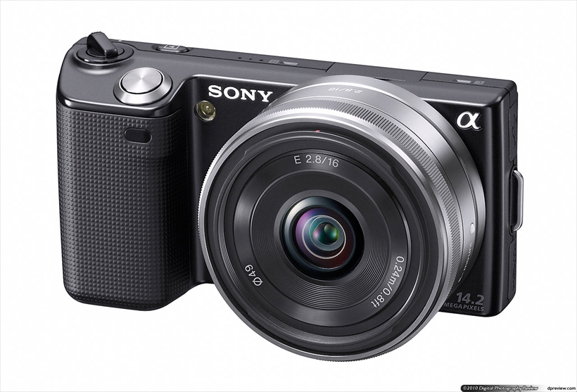 ↑ソニーは2010年にNEX-3とNEX-5を発売。従来のAマウントとは別に、新たにEマウントを採用。初期はAPS-Cサイズに特化していた