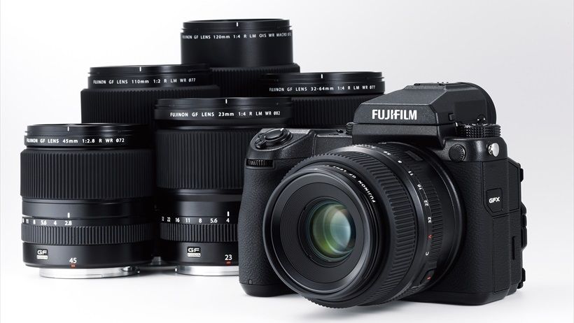 ↑富士フイルムのGFX 50Sは、32.9×43.8㎜という大きなセンサーを備え、画素数は5000万超。既存の中判デジタルカメラに比べ、大幅なコンパクト化を実現。レンズやファインダーなどのアクセサリーが豊富に用意されているのも魅力だ