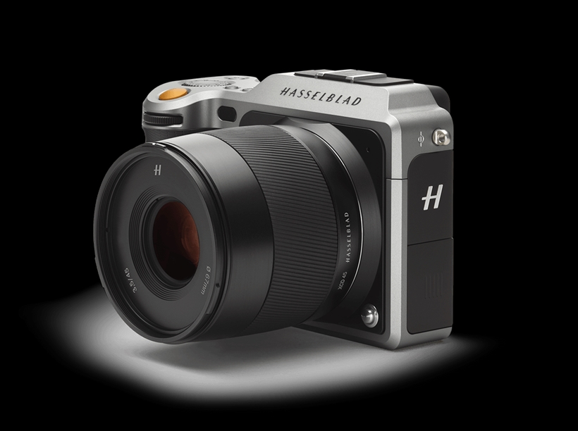 ↑ハッセルブラッドX1D-50cも、GFX同様に32.9×43.8mmの5000万画素超のセンサーを使用。世界初の中判ミラーレス一眼だ。スッキリしたデザインでファインダーも内蔵