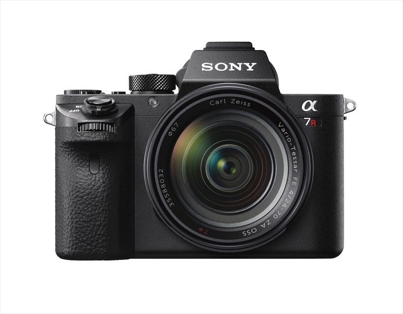 ↑α7RII。有効約4240万画素の35ミリ判フルサイズ裏面照射型CMOSセンサーを採用する、高画素タイプのフルサイズ機。高解像感が得られるローパスフィルターレスセンサーを採用し、同社が誇るツァイスやGマスターなど高性能レンズの能力を最大限に引き出せる。● 撮像素子:35.9×24.0㎜、有効約4240万画素CMOSセンサー ●背面モニター:3型約123万ドット、チルト式 ●シャッター速度:1/8000~30秒、バルブ ●サイズ:126.9×95.7×60.3㎜ ●質量:約582g ●参考価格/33万9980円(ボディ)