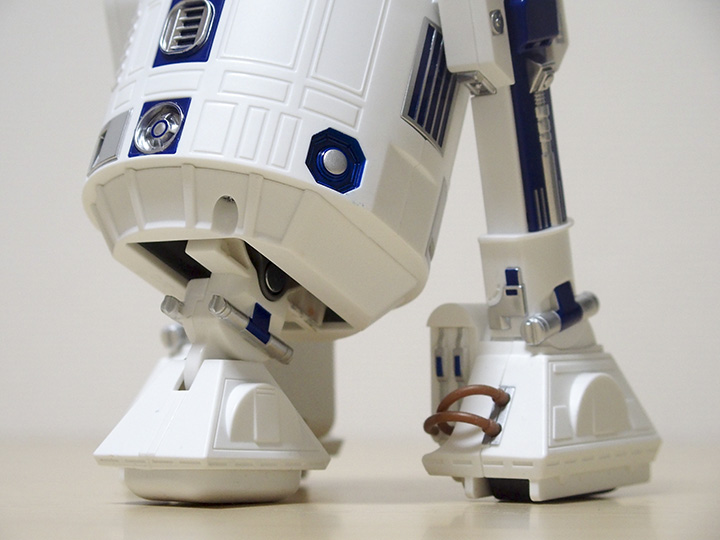 ↑「R2-D2」ならではの「二脚→三脚」の変形機構が楽しめるのは、本製品ならではのポイントのひとつ