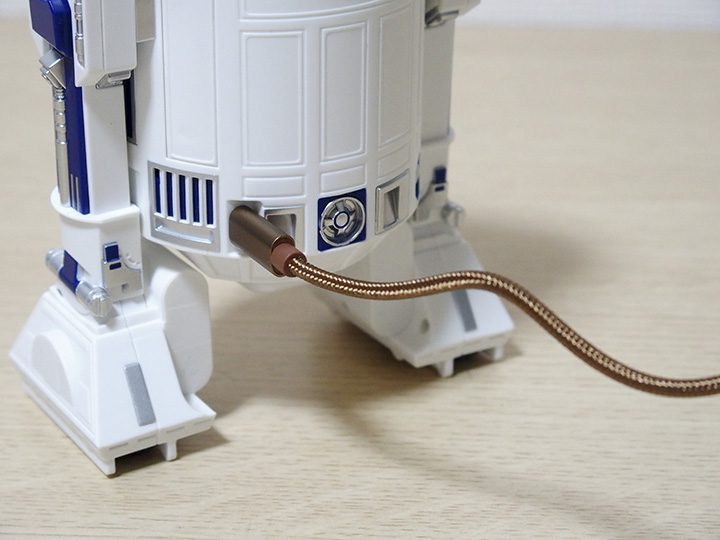 ↑充電に使うUSBケーブルの見た目にもこだわりが。「R2-D2」実機の再現をイメージさせてくれるブロンズ色・布製ケーブルとなっています