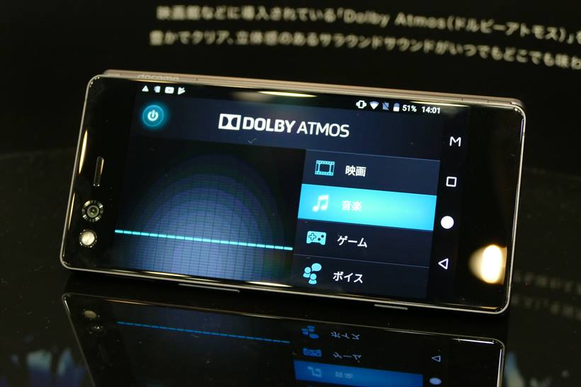 ↑少し開けば立てかけられるのでスタンドは不要。サウンドはDolby Atmos対応だ