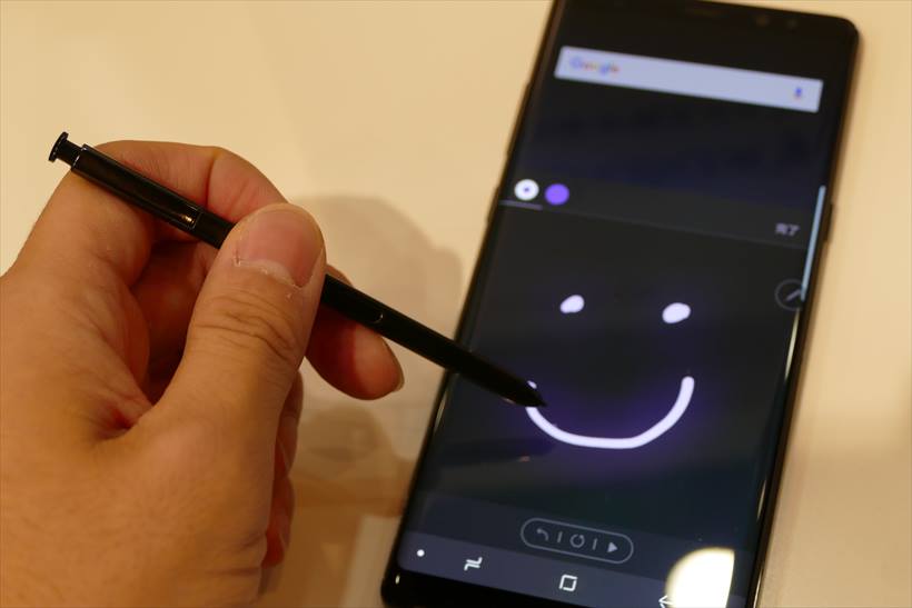 ↑新機能「ライブメッセージ」のイメージ。本体に収納される「S Pen」はペン先0.7mmで細かい描写にも対応