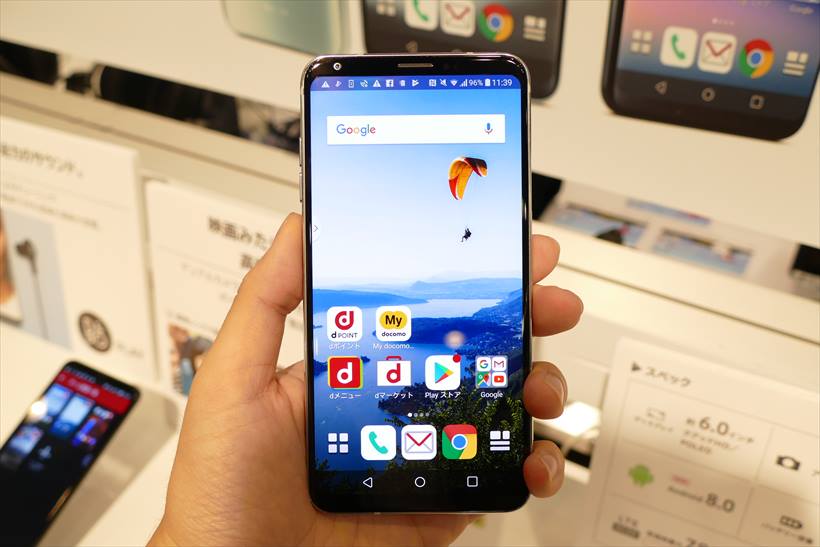 ↑V30+ L-01K。背面には、ホームボタンとデュアルカメラを搭載
