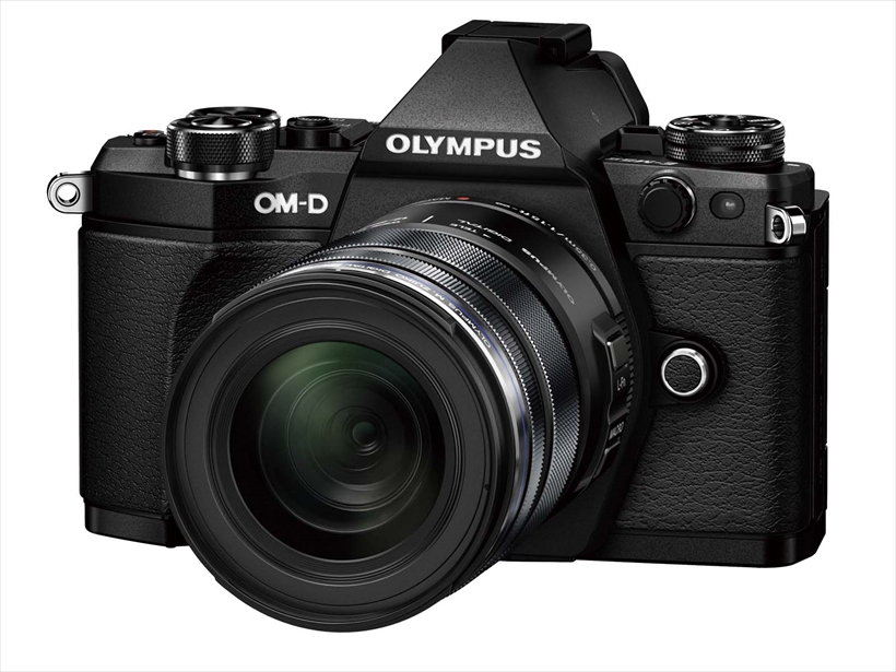 ↑OM-D E-M5 MarkII。フォーカスブラケットの追加など、ファームウェアアップデートを重ね、最新機種にも迫る性能を維持。防塵防滴、耐低温ボディにもなっており、過酷な撮影シーンにもしっかりと応えてくれる。ダイヤル配置など、操作系が上位機種とほぼ同じなのもうれしい。●撮像素子:4/3型、有効約1605万画素LiveMOSセンサー●背面モニター:3型約104万ドット、バリアングル式タッチパネル●シャッター速度:1/8000 ~ 60秒、バルブ●サイズ:123.7×85×44.5㎜●質量:約469g ●参考価格/9万8280円