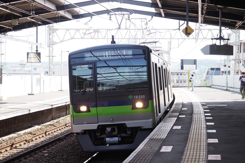 ↑列車を約18コマ/秒の高速連写で捉えた。従来のミラーレス機のAFでは厳しい条件だが、EM-1マークⅡなら問題なく撮影できる。80ミリ相当 シャッター速度優先オート(F2.8 1/2000秒) ISO800 WB:オート