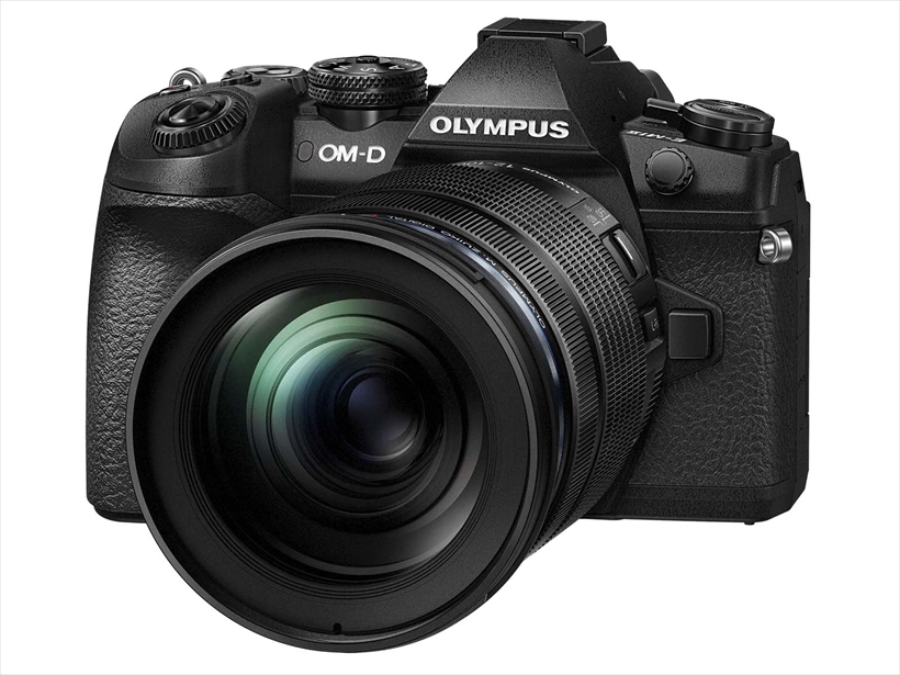 ↑OM-D E-M1 MarkII。カメラグランプリ2017を受賞した同社のフラッグシップモデルだ。AF、AEともに追従した状態での秒18コマ連写に対応し、オールクロス仕様の像面位相差センサーを備えるほか最大5.5段の補正が可能な5軸手ブレ補正機能を搭載。●撮像素子:4/3型、有効約2037万画素LiveMOS センサー ● 背面モニター:3 型約104 万ドット、バリアングル式タッチパネル ●シャッター速度:1/8000 ~ 60秒、バルブ ●サイズ:134.1×90.9×68.9㎜●質量:約574g ●参考価格/23万5440円
