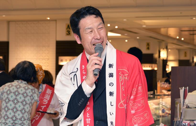 ↑米山知事は、「たとえるならコシヒカリは万能なおいしさで、どんな料理とも相性抜群。一方の新之助は、白米自体のおいしさをより楽しめる味わいです」とアピール