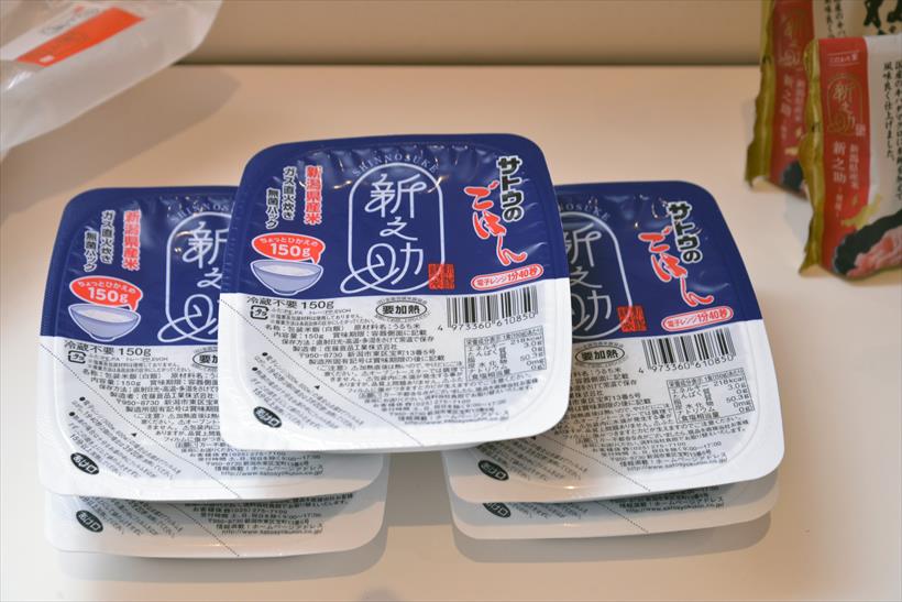 ↑サトウのごはん 新潟県産新之助 150g 216円。独自の厚釜ガス直火炊きで炊き上げており、1食タイプと3食タイプが発売されます