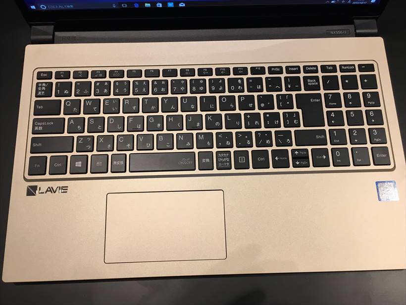 ↑余分なボタンや無くしスピーカーを移したキーボードまわり