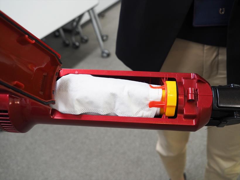 ↑紙パックは小型のものを搭載