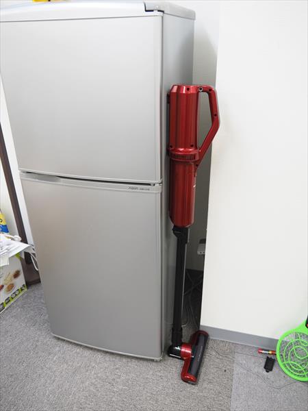 ↑本体裏の磁石で冷蔵庫に立てかけられます。モノを移動するときなど、掃除の合間の仮置きにも便利です
