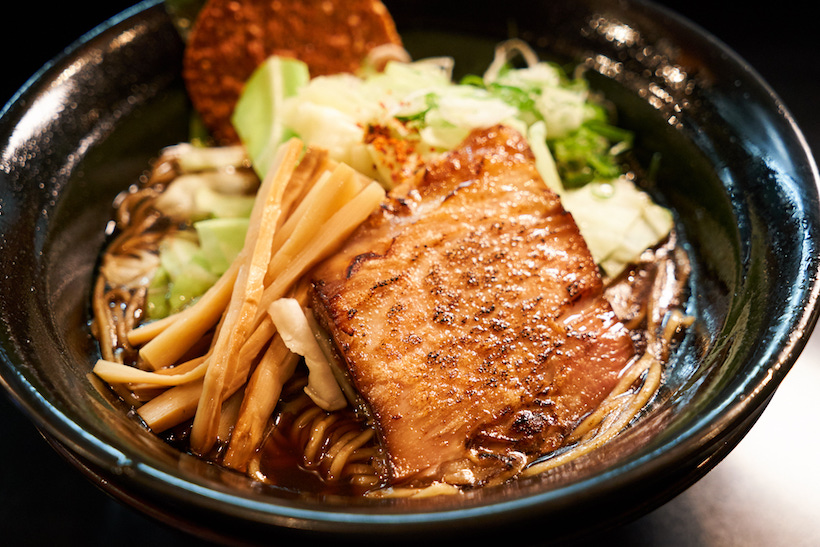 ↑「焦がし醤油らーめん」780円。ベースとなるスープを豚か鶏から選ぶことができ、今回は鶏をセレクト