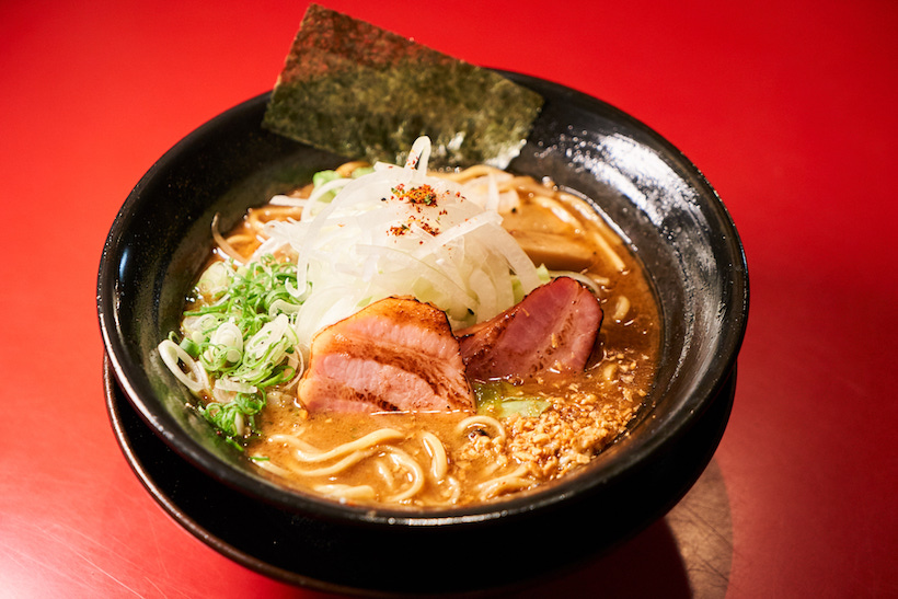 ↑「焦がし特濃らーめん」850円。焦がし用オイルにバターを加え、香ばしさとマイルドさを調和させる。スープは、豚骨ベースの清湯(チンタン)に、ドロっと乳化した動物系スープを合わせたポタージュ感あふれるテクスチャーだ。ちなみに(ハード)と呼ばれるこの「特濃」。「焦がし醤油」が「Rock」なら、こちらは「Hard Rock」といえよう