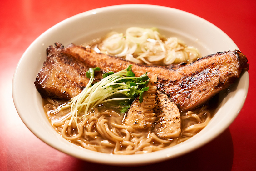 ↑「のどぐろ拉麺」1300円。島根からノドグロの鮮魚、丸干し、煮干しの3種を取り寄せてダシを作り、薩摩シャモと地鶏の混合スープに合わせる。麺は北海道産の小麦「春よ恋」を石臼で挽き、九州産の「はるゆたか」をブレンドした自家製。注文ごとにそば切り包丁でカットし、手もみして提供するという手の込みようだ