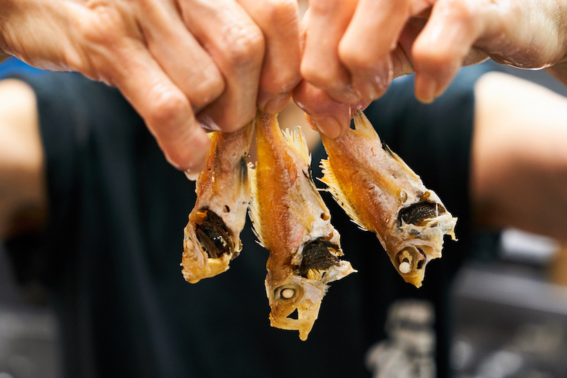 ↑ダシを取ったあとのノドグロ。生臭さが出ないように鮮魚は焼いてから煮込む。さらにエグミが出ないよう、丸干しははらわたを取るという