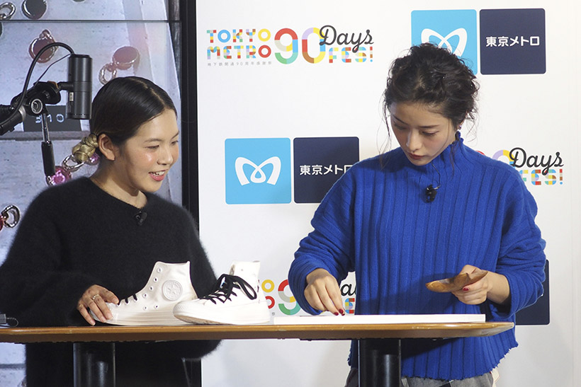↑「White atelier BY CONVERSE」(明治神宮前駅)によるオリジナルスニーカー作りに挑戦する石原さとみさん