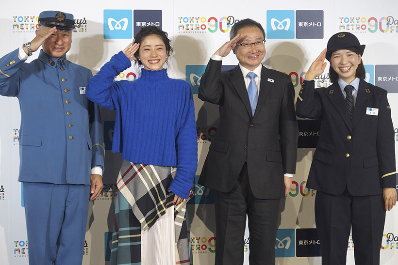 ↑「出発進行!」の敬礼をする石原さとみさん。(その他メンバーは左から東京地下鉄株式会社 営業部 業務課長の太田光昭さん、同社 代表取締役社長の山村明義さん、同社 池袋駅務管区池袋地域 役務係の高橋愛美さん)