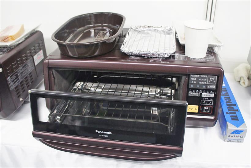 ↑パナソニックが2015年9月に発売した「スモーク&ロースター けむらん亭 NF-RT1000」。手軽にくん製を作れる点は魅力だが、フィッシュロースターをベースにしているため作れるくん製には制限があった