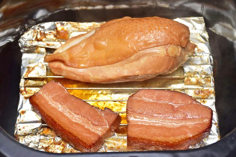↑こちらは鶏の胸肉とベーコンのくん製。ベーコンは元々くん製で作られているものだが、さらにくん製にするとよりスモーキーな味を楽しめる
