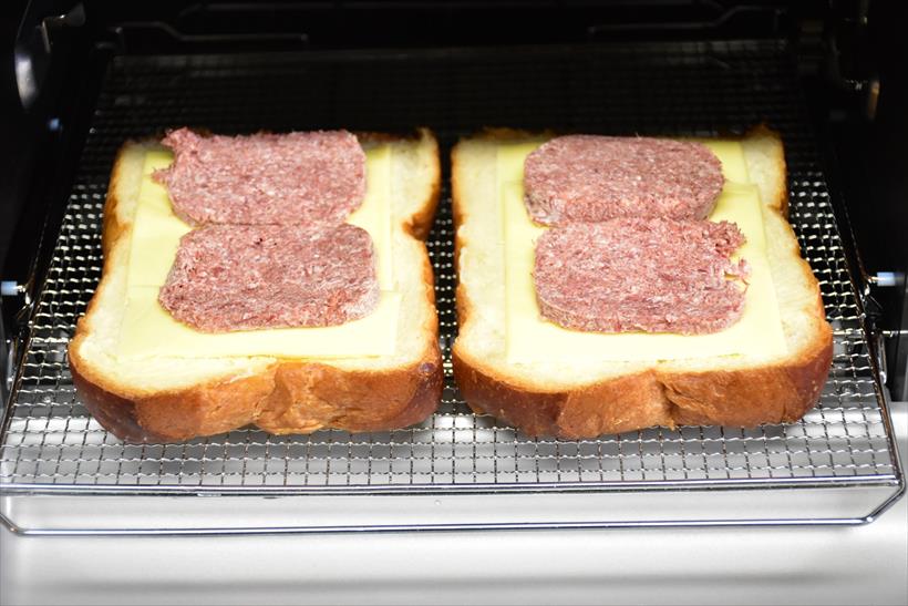 ↑通常のオーブンやトースターとして使える焼き網も用意されているので、平日はパンやピザを焼くのに大活躍するだろう