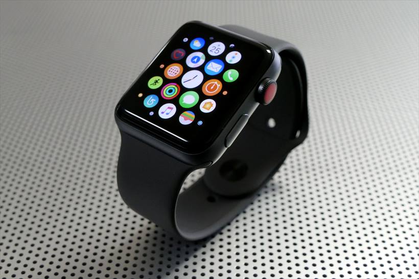 ↑Apple Watch Series 3のGPS + Cellularモデル(42mmスペースグレイアルミニウムケース×ブラックスポーツバンド)。