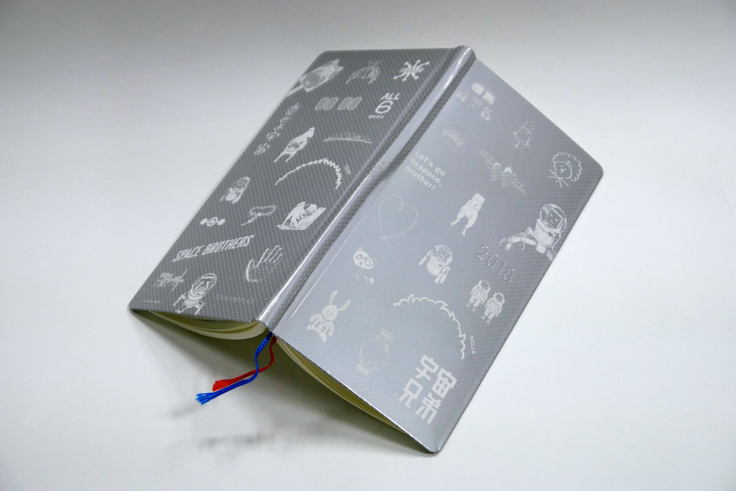 ↑特製「ほぼ日手帳 ウィークス」。ハードカバータイプで、立ちながらの筆記もしやすい