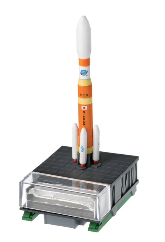 ↑2009年に種子島宇宙センターから打ち上げられ地球に帰還した「H-ⅡBロケット」のパーツ“フェアリング”のなんと実物を封入! H-ⅡBロケットフィギュアのディスプレイの土台部分に収納できる