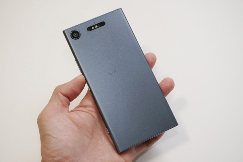 XZ1は背面から両サイドまで一枚のメタルプレートから作られているので、薄型なのにボディは強靱