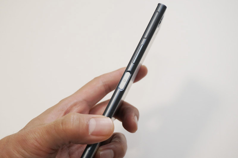 ↑サイドは表裏のコーナーが緩やかにラウンドしているループサーフェスデザインに。Xperia Z5から指紋認証が搭載されているが、反応速度はXperia X Performanceの頃から大きく向上している