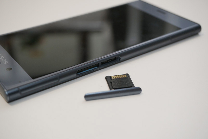↑XZ1はSIMとSDカードのスロットが別々になっている