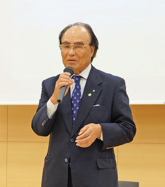 ↑記者会見で熱い想いを話す、伊那食品工業株式会社取締役会長の塚越 寛さん。塚越さんが説く「年輪経営」は、日本を代表する企業「トヨタ」の豊田章男社長が注目し、各グループ会社のトップにその理念を学ぶように指示したことでも有名です