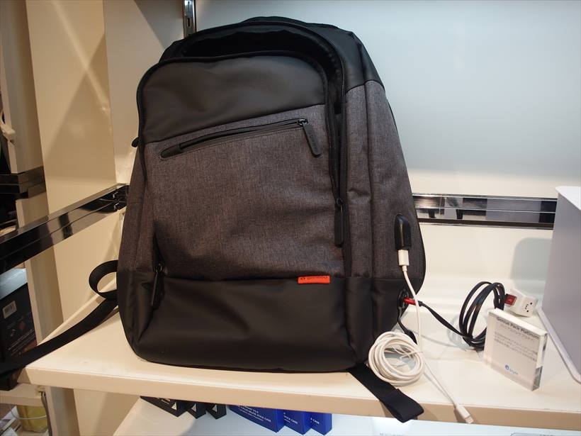 ↑大容量バッテリー搭載の「ジニアス パック プレミアム」。実売価格は2万4840円。11月中旬発売
